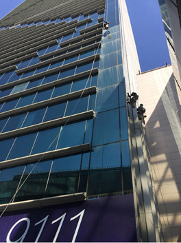 喜迎國慶,“蜘蛛俠”給中企大廈添風采