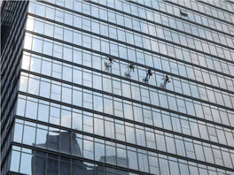 玻璃外墻如何清洗？