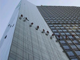 保潔工作注意事項:外墻玻璃清洗方法