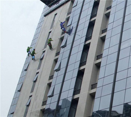 保潔工作注意事項(xiàng):外墻玻璃清洗方法