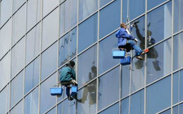 玻璃幕墻清洗有哪些注意事項呢?