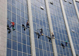 高空幕墻外墻清洗作業人員要求及安全防護措施