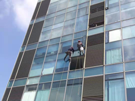 高空幕墻玻璃更換:應(yīng)對挑戰(zhàn)的技巧與安全措施