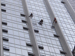 高樓玻璃外墻應該如何清洗呢？