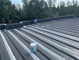 彩鋼瓦屋面出現(xiàn)漏水和生銹，該如何修復(fù)翻新？